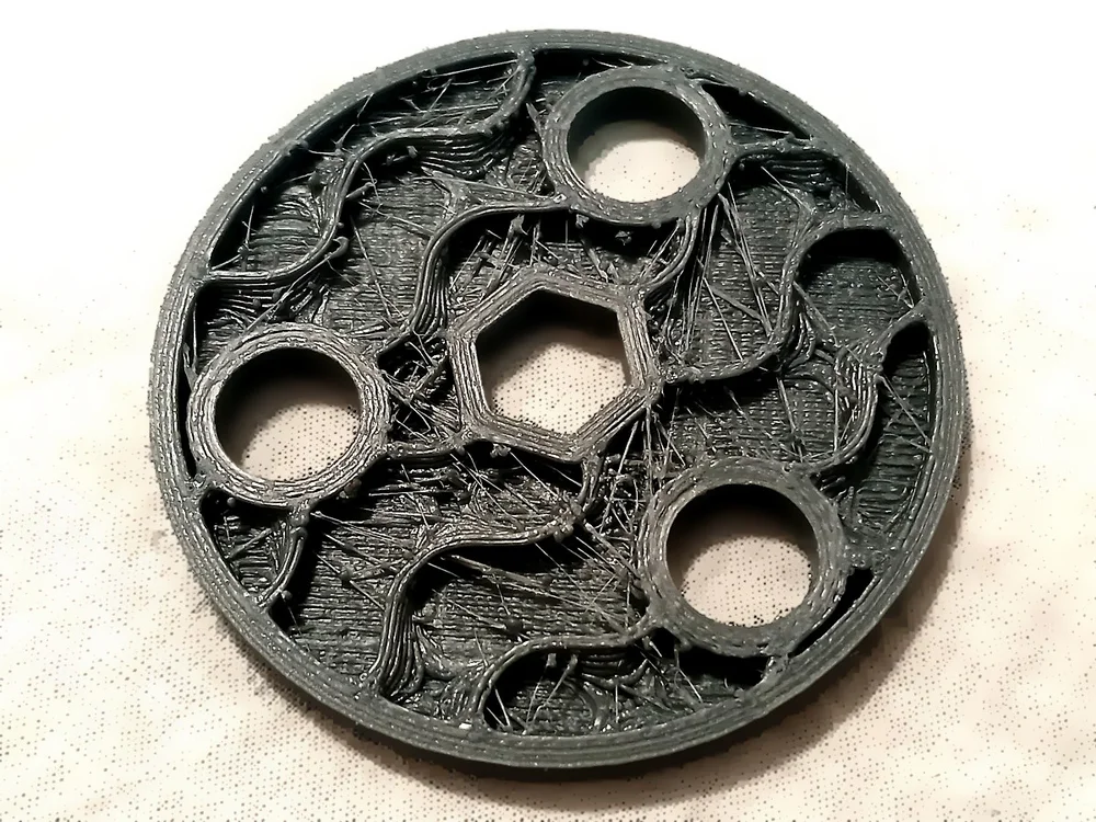 Pieza circular impresa en 3D sin capas superiores, con el relleno interior a la vista